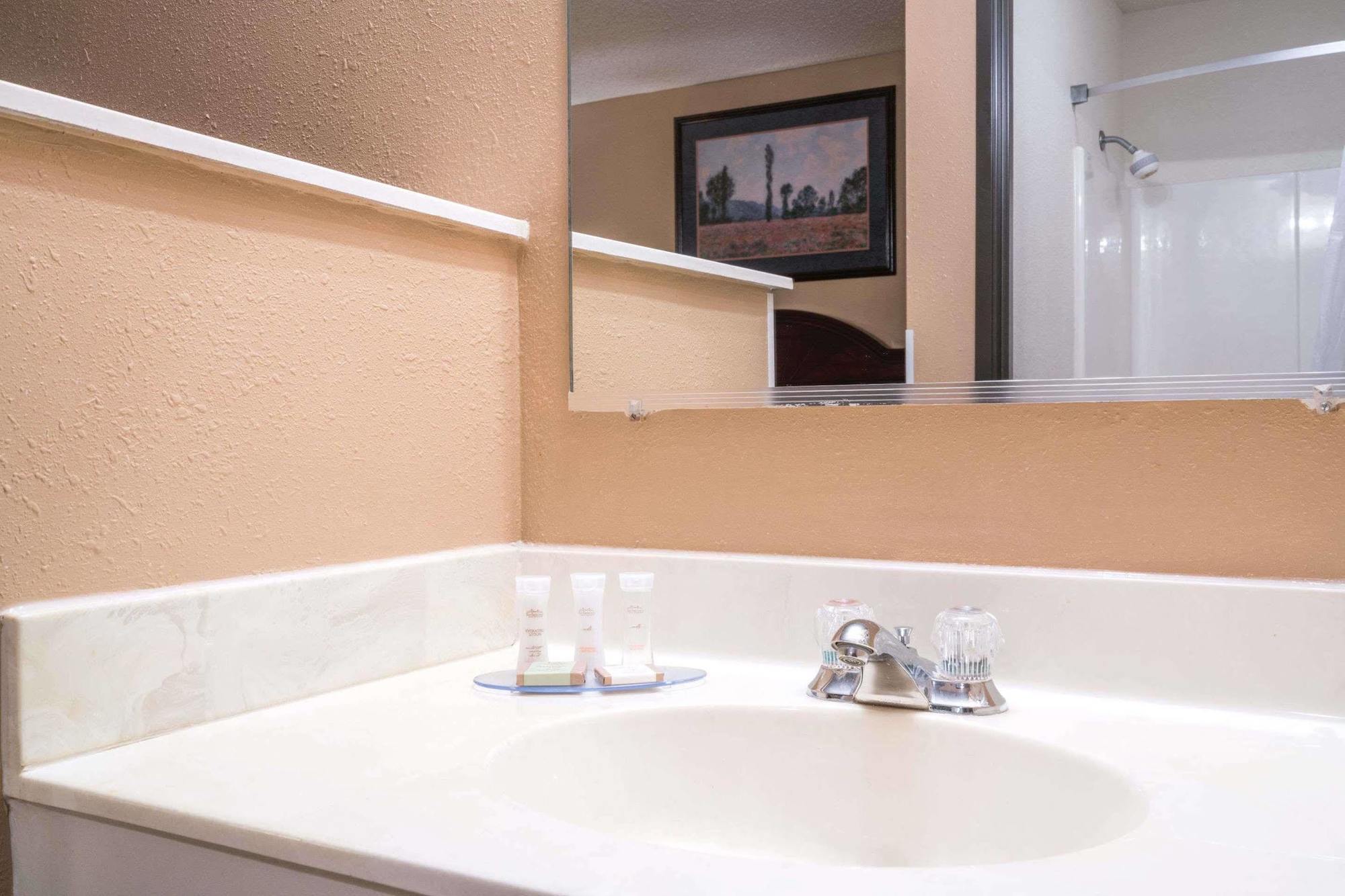 Howard Johnson By Wyndham West Fargo ภายนอก รูปภาพ
