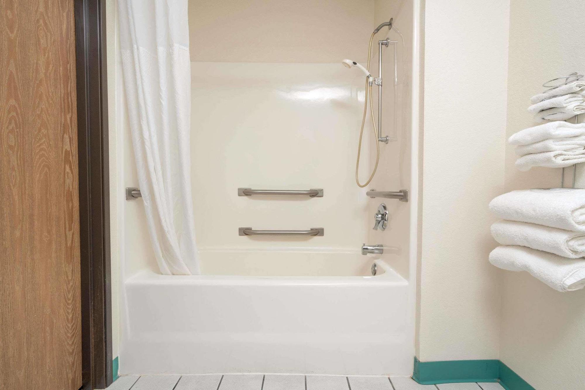 Howard Johnson By Wyndham West Fargo ภายนอก รูปภาพ